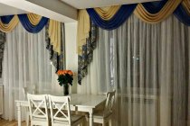Изящный ламбрекен в кухне-столовой